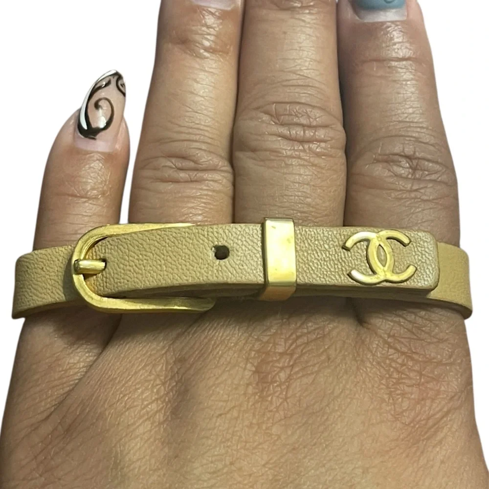 Women’s EUC Chanel Bracciali in Pelle Beige Leather Bracelet - Picture 1 of 4